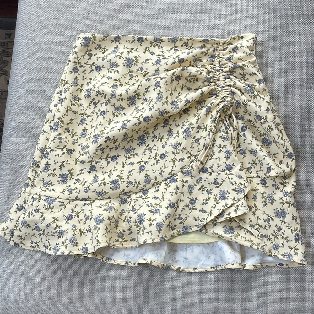 Forever 21 yellow floral skirt. Size M. Worn once. Excellent condition.